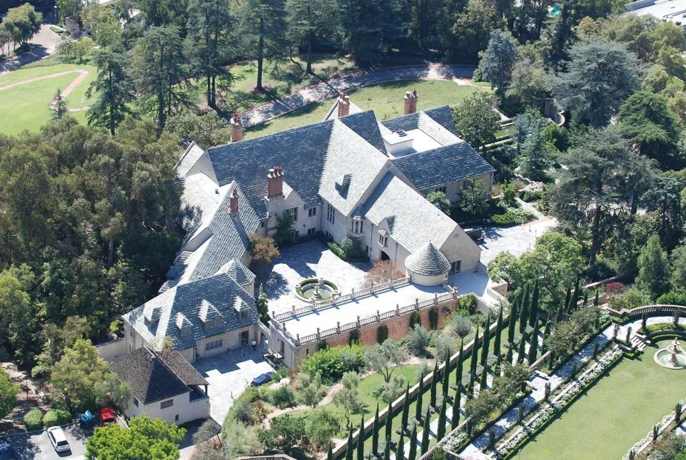 Greystone Mansion Park showcasing historical sites in the area.